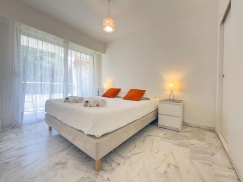 une chambre avec un lit et une grande fenêtre dans l'établissement Le Cirrode by Winsome Destination, à Cannes