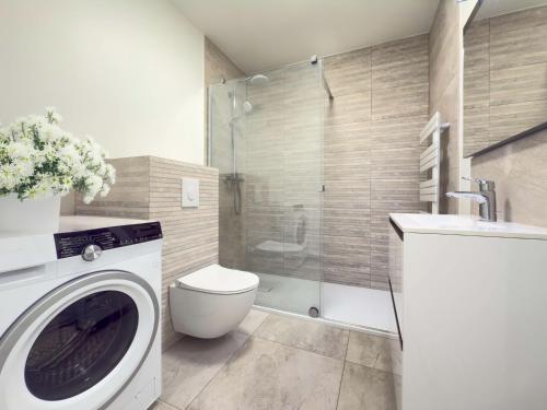 une salle de bain avec machine à laver et toilettes dans l'établissement Le Cirrode by Winsome Destination, à Cannes