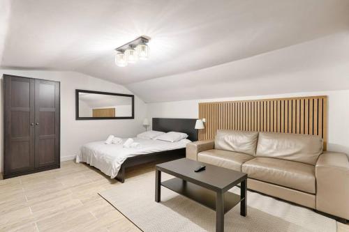 un salon avec un lit et un canapé dans l'établissement Charming Apartment Batignolles 6P, à Paris