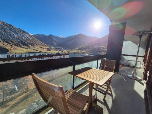 une table et des chaises sur un balcon avec vue dans l'établissement BEC452- Superbe 2 pièces, vue Lac - Tignes, à Tignes