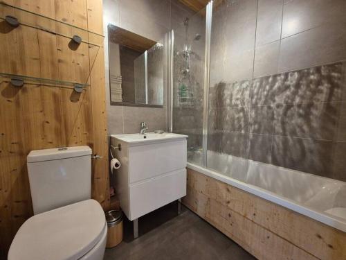 ein Badezimmer mit Toilette, Waschbecken und Badewanne in der Unterkunft BEC452- Superbe 2 pièces, vue Lac - Tignes in Tignes