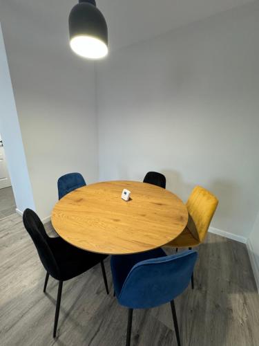 a conference room with a wooden table and chairs at Apartament Central in Craiova