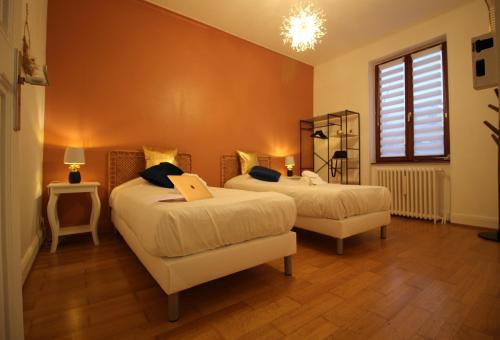 una camera da letto con due letti e una finestra di Le Shilichic - Gare a Schiltigheim