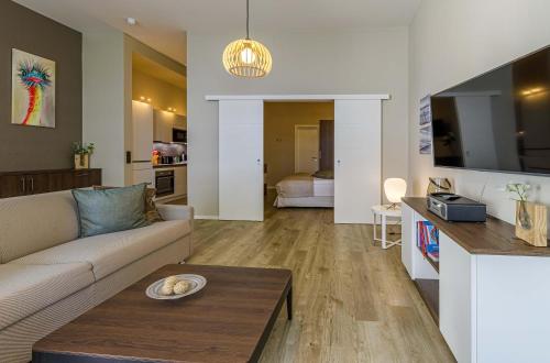 un soggiorno con un divano e un tavolo di Modernes Ferienapartment Ostseemöwe mit Westbalkon a Wustrow