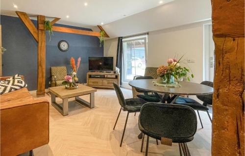 Μια τηλεόραση ή/και κέντρο ψυχαγωγίας στο Lovely Home In Putten With Kitchen