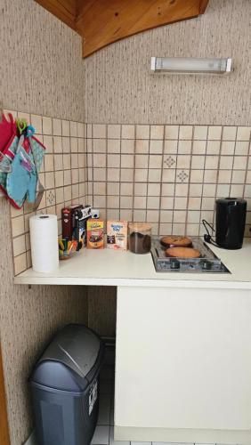 un comptoir dans une cuisine avec une poubelle dans l'établissement Maison 30m2 Wifi 9mn à Pied Plage Présidents Draps fournis pour le lit, à Les Sables-dʼOlonne