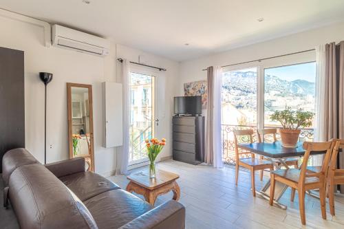 un salon avec un canapé et une table dans l'établissement T2 Garden, Close To Amenities Mc, à Beausoleil