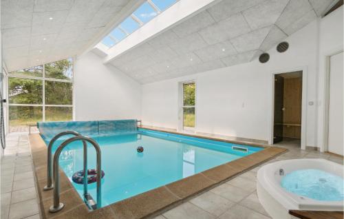 Πισίνα στο ή κοντά στο Stunning Home In Ålbæk With Wifi
