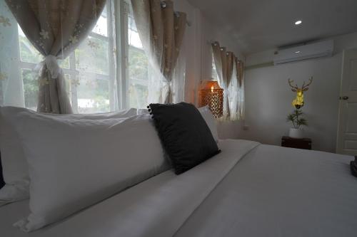 Una cama o camas en una habitación de Tropical Oasis Aoyon Beach House