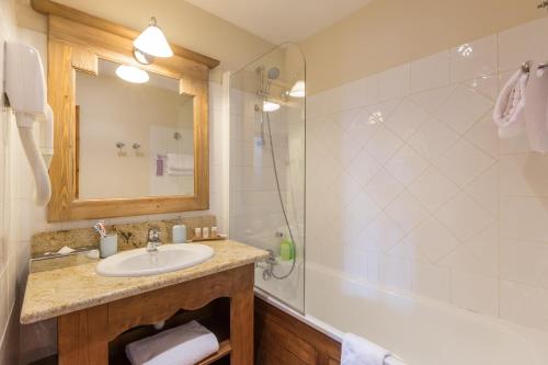a bathroom with a sink and a shower and a tub at Résidence Pierre & Vacances Premium Arc 1950 Le Village in Arc 1950