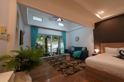 Una cama o camas en una habitación de Tropical Oasis Aoyon Beach House