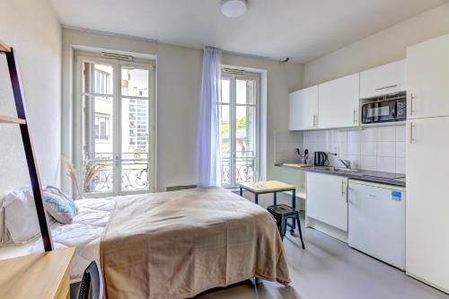 Cette petite chambre comprend un lit et une cuisine. dans l'établissement Résidence Kley Marseille République, à Marseille