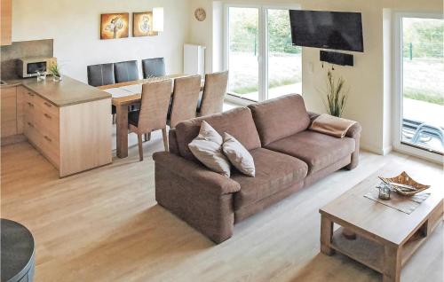 ダゲビュルにあるStunning Home In Dagebüll With Kitchenのソファとテーブルのあるリビングルーム
