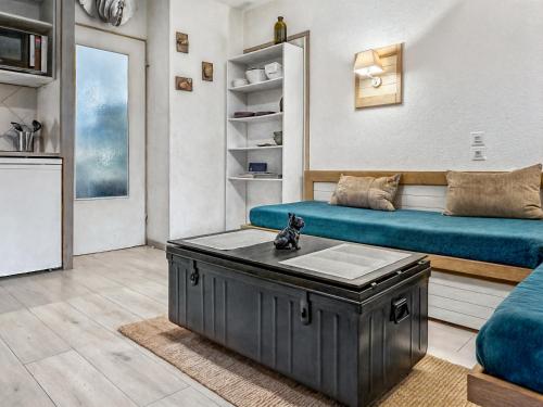 un salon avec un canapé et une table basse dans l'établissement Résidence Ensoleillée avec Piscine, à Saint-Raphaël