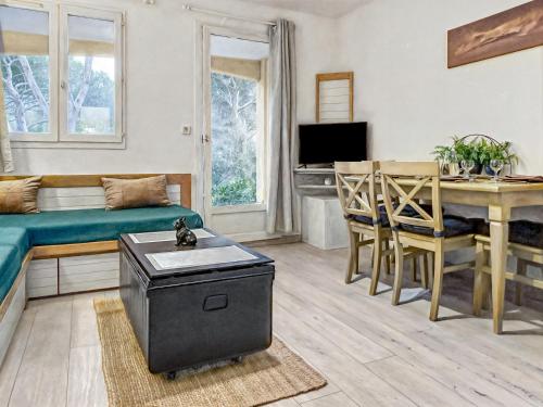 - un salon avec un lit, une table et un bureau dans l'établissement Résidence Ensoleillée avec Piscine, à Saint-Raphaël