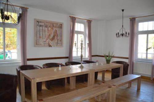 a dining room with a wooden table and chairs at Hotel zur Köppe in Bad Klosterlausnitz