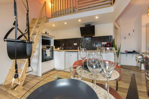 une cuisine avec une table avec des verres à vin dessus dans l'établissement La Breizh moi Balnéo Love Room, à Josselin