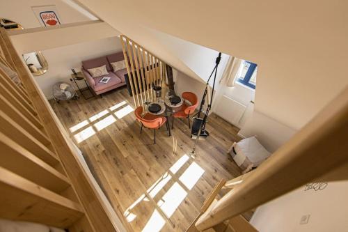 une vue de tête sur un salon avec un escalier dans l'établissement La Breizh moi Balnéo Love Room, à Josselin
