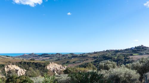 a view of the hills from the top of the mountain at Dimora Campo delle Mura - Charming House in Acquaviva Picena