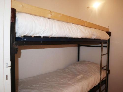 quelques lits superposés dans une chambre dans l'établissement Studio lumineux pour 4 personnes proche centre, Les Orres - FR-1-322-213, aux Orres