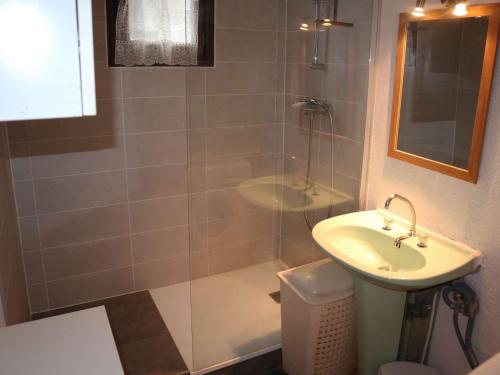 une salle de bain avec un lavabo et une douche dans l'établissement Studio lumineux pour 4 personnes proche centre, Les Orres - FR-1-322-213, aux Orres