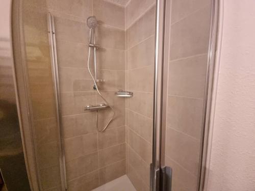 une douche avec une porte vitrée dans une salle de bain dans l'établissement Valmorel - Appartement 2 pièces - 4 pers - Pieds des pistes - FR-1-356-203, à Valmorel