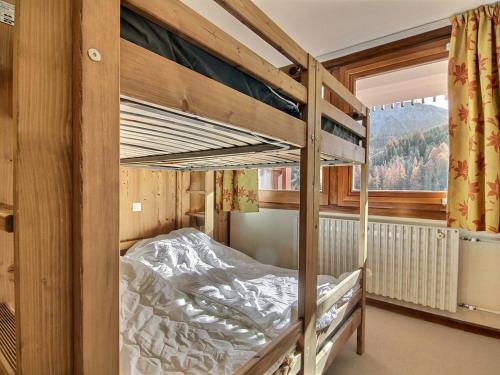 a bunk bed in a room with a window at Grand appartement pour 6 au pied des pistes, lumineux avec balcon - FR-1-455-165 in La Plagne