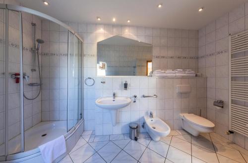 a bathroom with a sink and a tub and a toilet at Ferienwohnung Kranichruh im Gutshaus Sembzin - Ihr Rückzugsort in der Natur in Sembzin