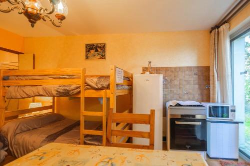 Il comprend une chambre avec des lits superposés et une cuisine équipée d'un réfrigérateur. dans l'établissement Vacances proche de la Palmyre, à Étaules