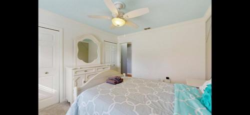 Кровать или кровати в номере cozy family vacation spring hill ,weeki wachee