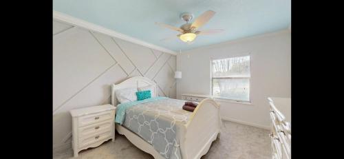 Кровать или кровати в номере cozy family vacation spring hill ,weeki wachee