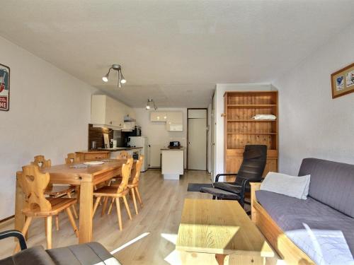 un salon avec une table et un canapé dans l'établissement Appartement 3 pièces au pied des pistes avec balcon, animaux admis - FR-1-455-86, à La Plagne
