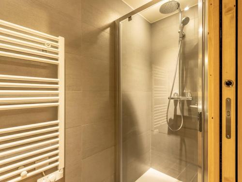 une douche avec une porte vitrée dans une salle de bain dans l'établissement Duplex confort avec piscine et spa, pied des pistes - FR-1-461A-5, à Arc 1600