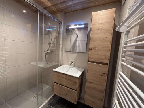une salle de bain avec un lavabo et une douche dans l'établissement Studio cosy pour 4 à L'Alpe d'Huez, proche pistes et commerces, balcon sud, casier à skis. - FR-1-405-117, à L'Alpe-d'Huez