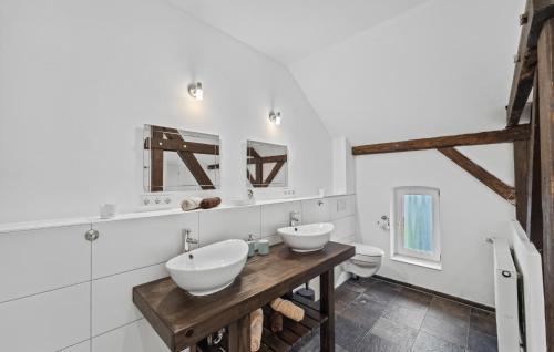 a bathroom with two sinks and a toilet at Ferienwohnung Matilda in Loxstedt