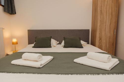 Una cama o camas en una habitación de B&B La Ferme de l'Hosté