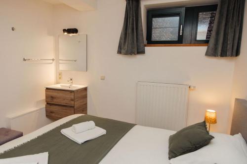 Una cama o camas en una habitación de B&B La Ferme de l'Hosté