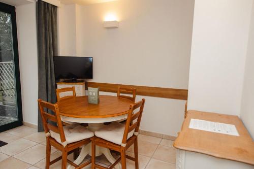 Una televisión o centro de entretenimiento en B&B La Ferme de l'Hosté