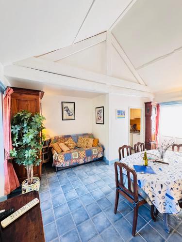 un salon avec un canapé et une table dans l'établissement Demeure François de l'Isle du Fief - Charme unique, à La Barre-de-Monts