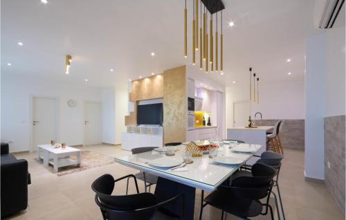 Beach Front Apartment In Kastel Gomilica