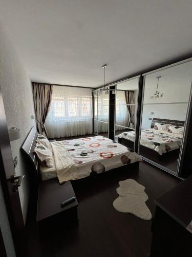 Ένα ή περισσότερα κρεβάτια σε δωμάτιο στο Alpin Apartament