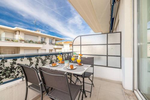 un balcon avec une table et des chaises sur un balcon dans l'établissement Royal Riviera, à Nice