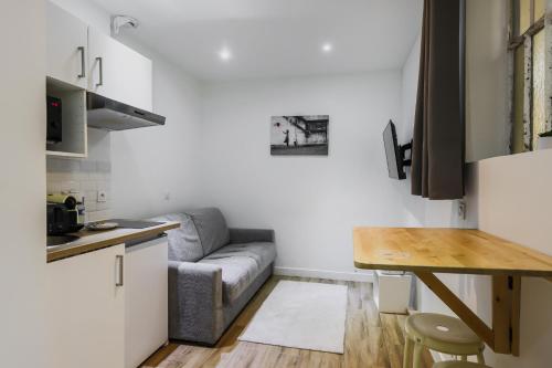 un salon avec un canapé et une table dans l'établissement Cosy studio - 2P - Sentier, à Paris