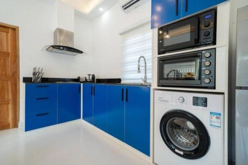 Una cocina o cocineta en Tropical Oasis Aoyon Beach House