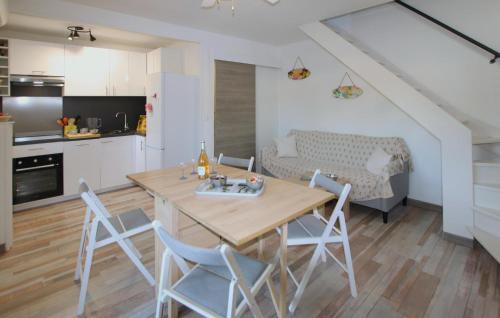 une cuisine et un salon avec une table et des chaises dans l'établissement Stunning Home In La Londe Les Maures, à La Londe-les-Maures