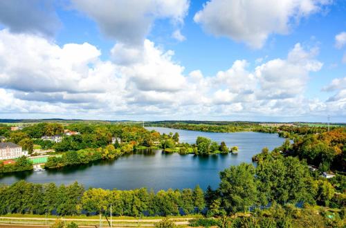 an aerial view of a river with trees and buildings at Oase am See - Ferienwohnung mit Blick auf die Müritz in Waren