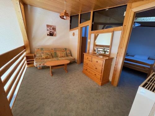 un salon avec un canapé et un miroir dans l'établissement Appartement duplex spacieux 8 pers. au pied des pistes, centre station - FR-1-516-195, à Les Deux Alpes