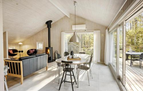 内克瑟Stunning Home In Nexø With Sauna的厨房兼餐厅，配有桌椅