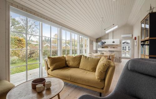 una sala de estar con un sofá y una mesa en Amazing Home In Hornbæk With Wifi, en Hornbæk
