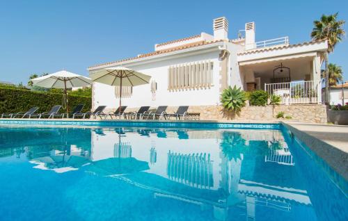 ポリェンサにある4 Bedroom Beautiful Home In Pollençaのヴィラ(家の前にスイミングプール付)